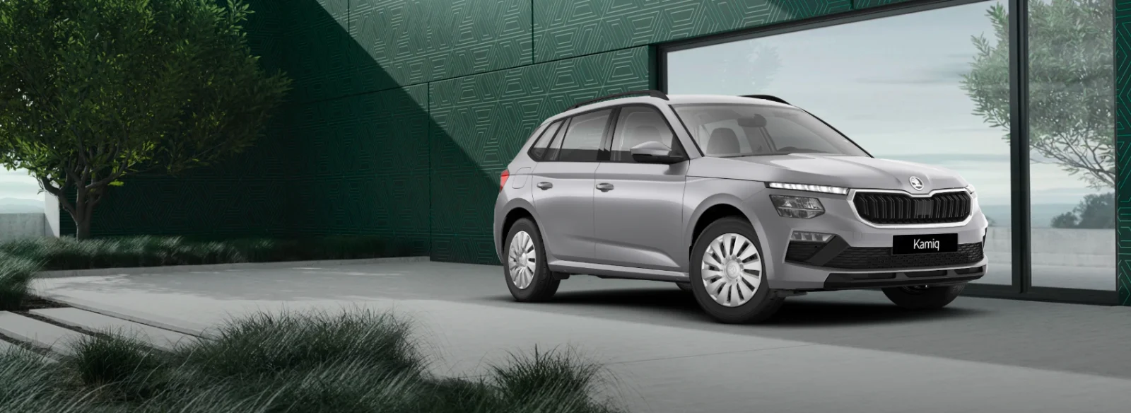 Škoda Kamiq gris Argent devant la façade Škoda