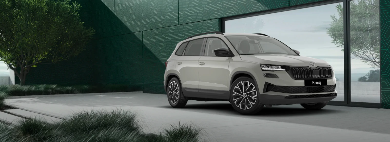 Škoda Karoq beige Sable devant la façade Škoda